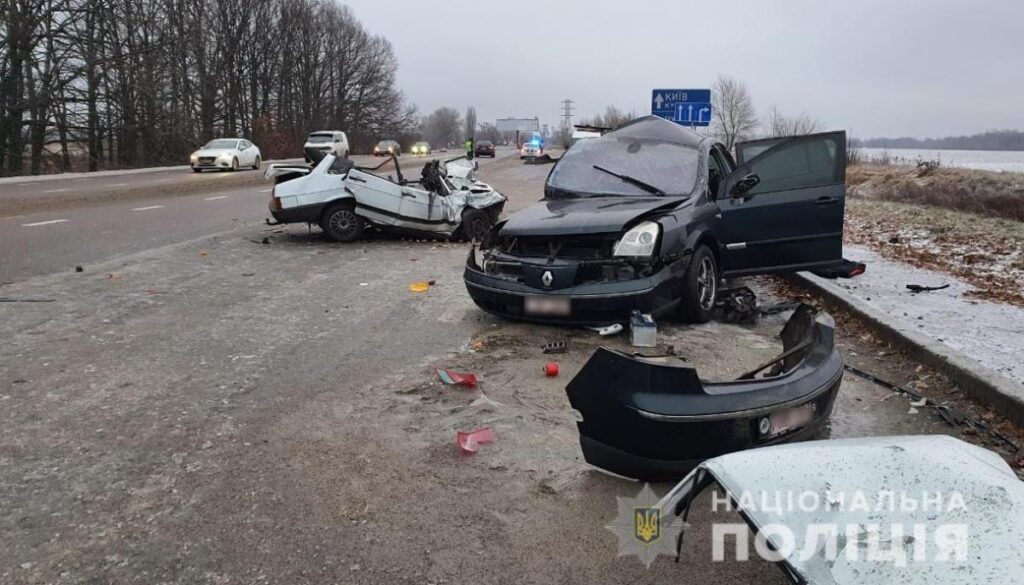 ДТП Київська область: загинули двоє людей, автомобілі роздерло - фото - новини України