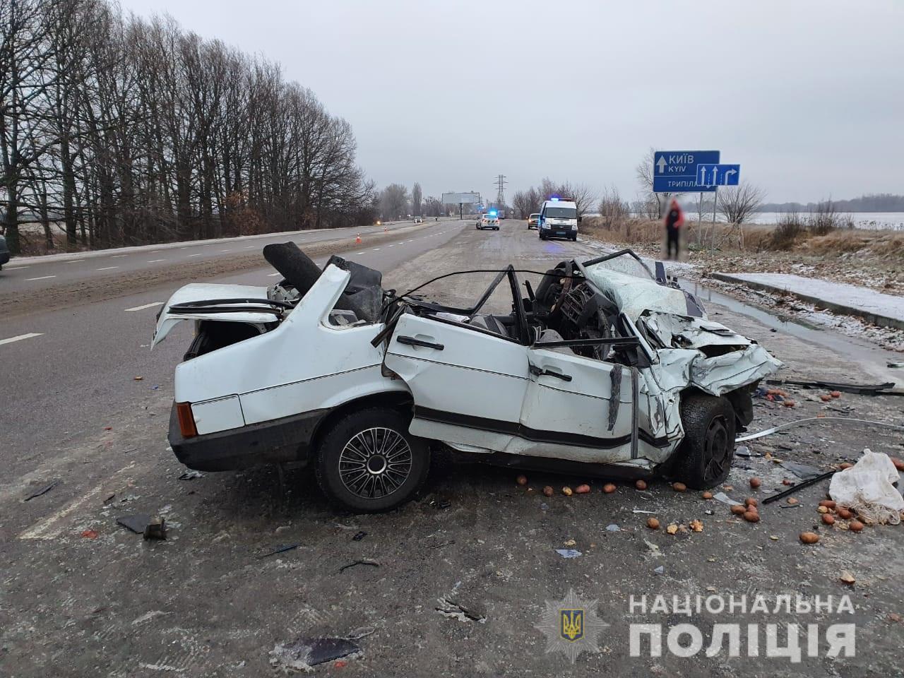 ДТП Київська область: загинули двоє людей, автомобілі роздерло - фото - новини України