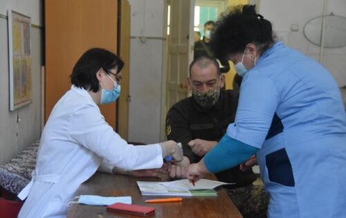 Вакцинація від коронавірусу в Україні: в ЗСУ почали робити щеплення військовим поза ООС