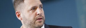 Прикрився листами від військових? Єрмаку дозволили кататися прифронтовими областями, але браслет не зняли