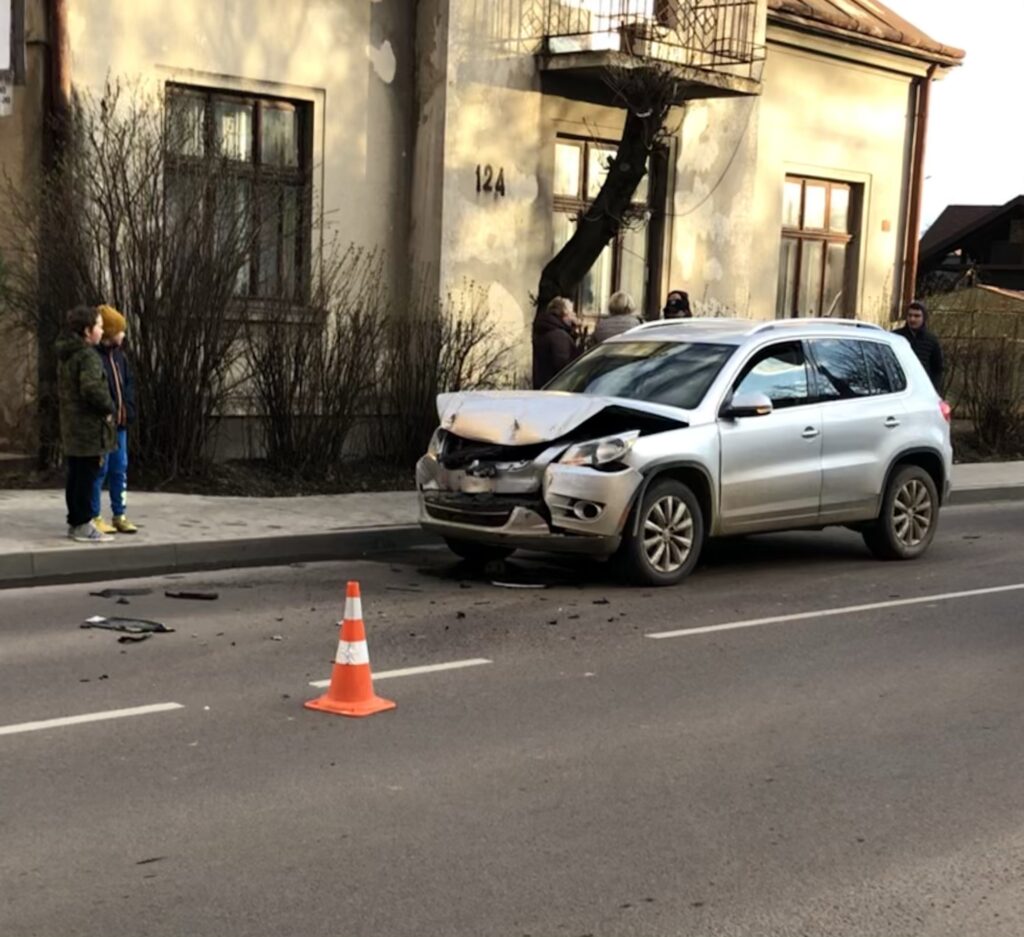 В Івано-Франківську п'яний чиновник мерії спровокував аварію з потерпілими (фото)