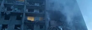 Росіяни вдарили ракетами по багатоповерхівці та базі на Одещині: майже 20 загиблих (фото, відео)