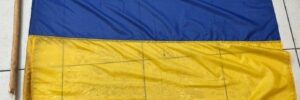 У Рівному неадекват зірвав і знущався з прапора України (фото)