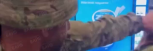 “Ти за Росію воюєш?”: у Хмельницькому військовий відправив у нокаут прихильника РФ (ВІДЕО)