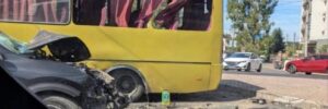 У Львові зіткнулися службовий автобус і легковик: травмувалися 10 людей