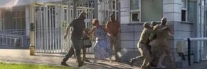 В Одесі ТЦК у балаклавах забризкали газом жінку (ВІДЕО)