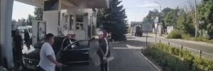 Битва за колонку: у Дніпрі неадекват із сокирою напав на військового на АЗС (ВІДЕО)