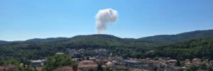 Потужний вибух на військовому заводі в Болгарії: евакуйовано сотні людей, детонація триває