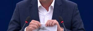 Польський євродепутат порвав портрети Бандери та Шухевича й закликав припинити фінансування України