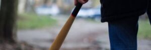 “Подякуй, що не пакуємо”: на Дніпропетровщині невідомі побили чоловіка на очах у дружини та немовляти (ВІДЕО)
