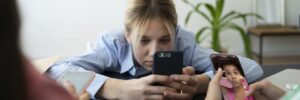 На Львівщині пропонують обмежити використання ґаджетів у школах