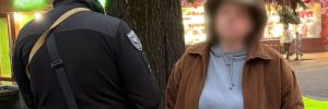 Поліцейські Франківська затримали жінку, яка підпалила прапор України (відео)
