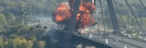 Російський дрон атакував Північний міст у Києві: рух перекрили (ВІДЕО)