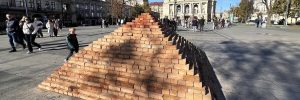 На площі перед Оперним збудували цегляну Говерлу