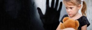 Ударила дитину її ж рукою: у Стрию помічницю вихователя підозрюють у побитті 2-річної дівчинки